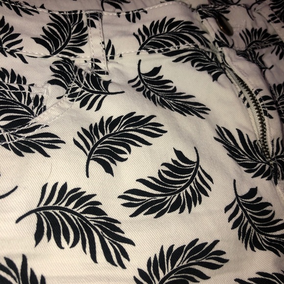 H&M Palm tree printed jean shorts - Picture 2 of 6